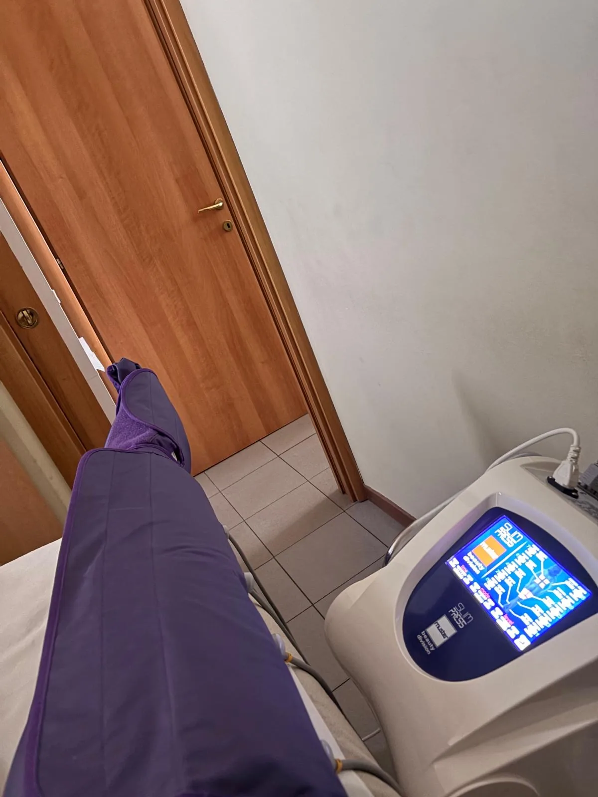 Cliente durante un trattamento corpo con apparecchiatura professionale